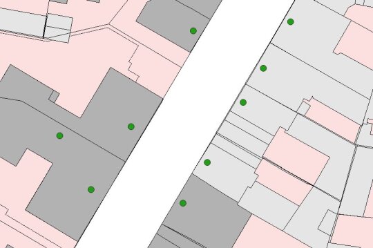 Hauskoordinaten als grüner Punkt über der Hausnummer. Im Hintergrund sind die Grundstücke in rosa und die Gebäude in grau dargestellt
