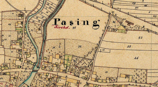 Historische Flurkarte mit Flurstücksnummern, Hausnummern, Gebäuden. Schrift "Pasing" in der Nähe des Ortes. Ein Fluss fließt durch den Ort.